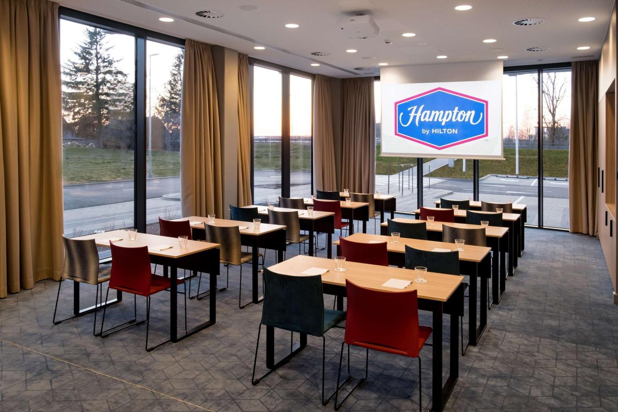 Hotel Hampton By Hilton Riga Airport Esterno foto