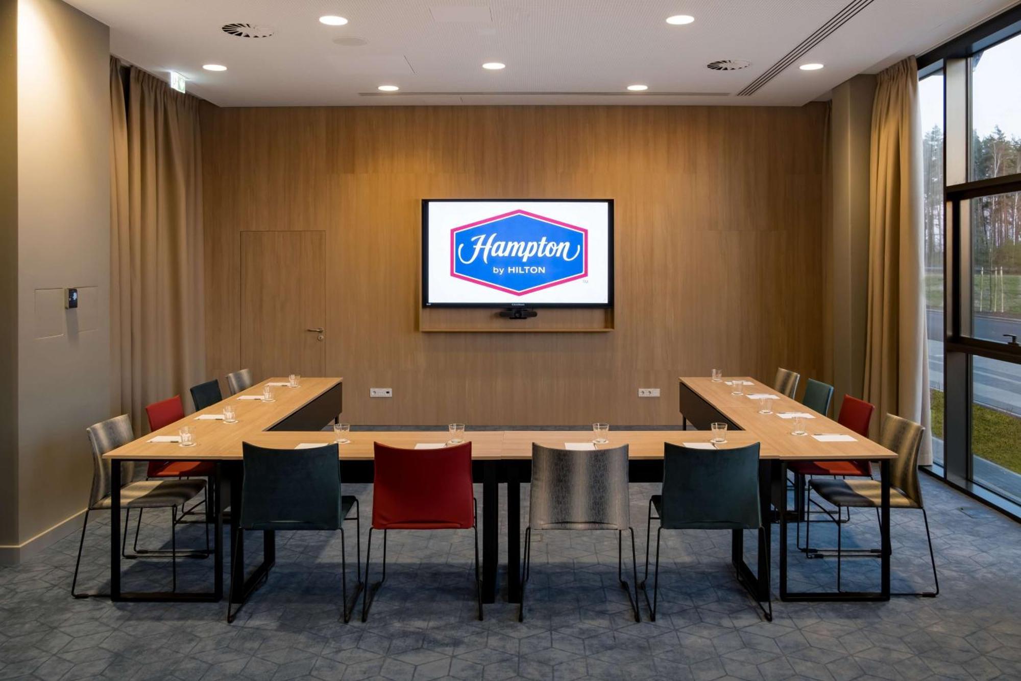 Hotel Hampton By Hilton Riga Airport Esterno foto