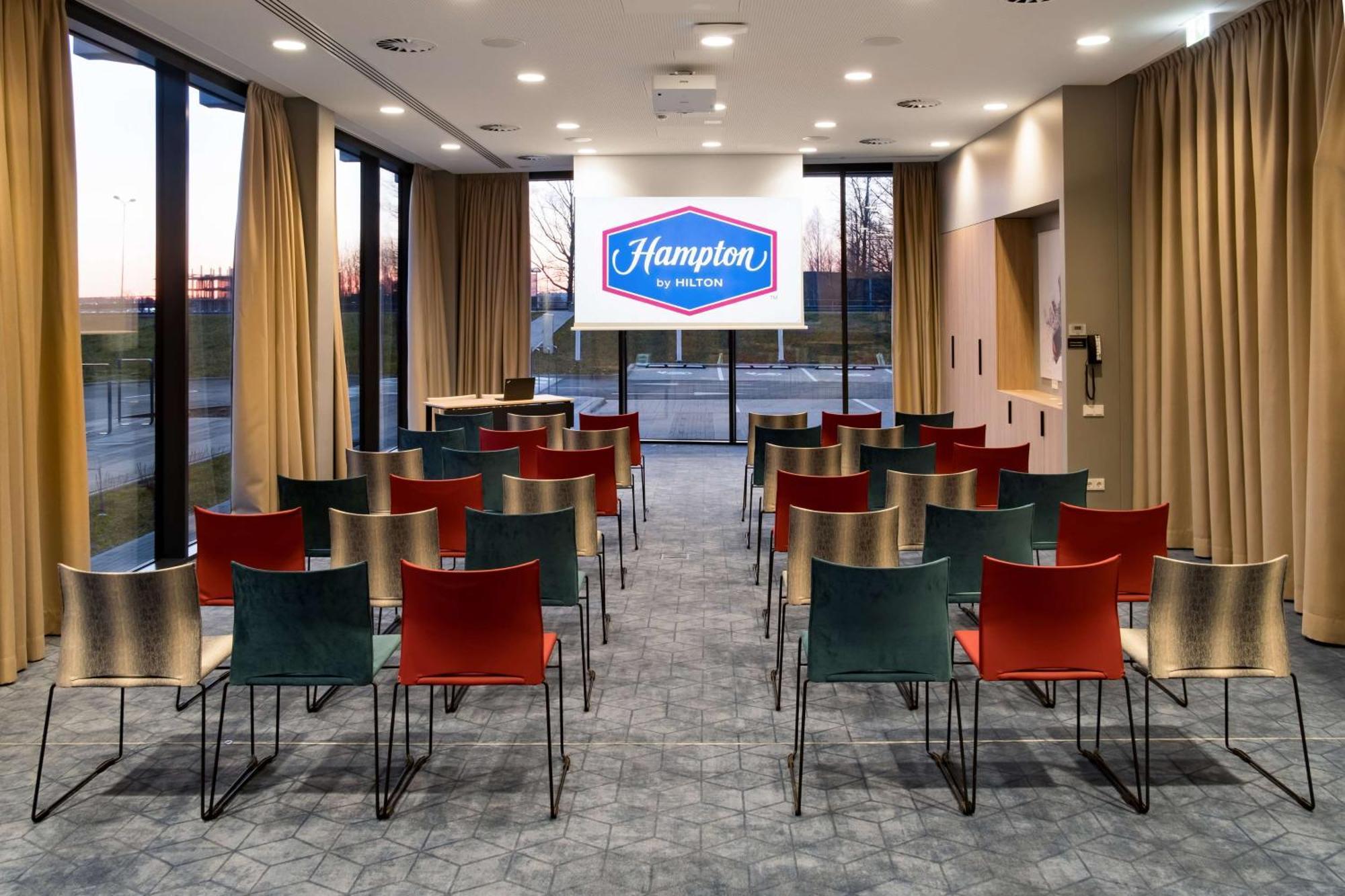 Hotel Hampton By Hilton Riga Airport Esterno foto