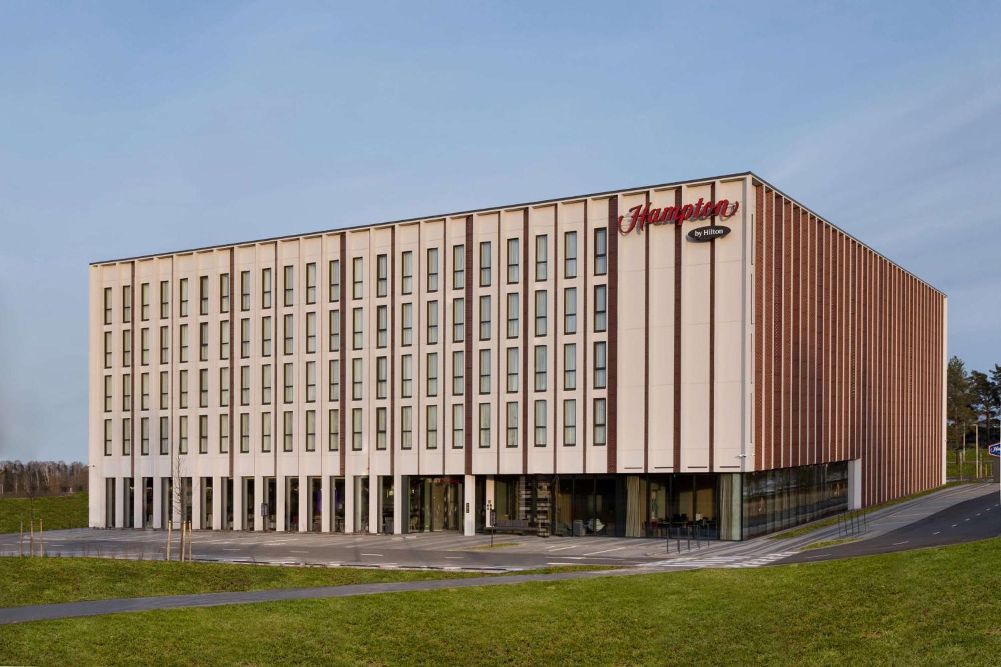 Hotel Hampton By Hilton Riga Airport Esterno foto