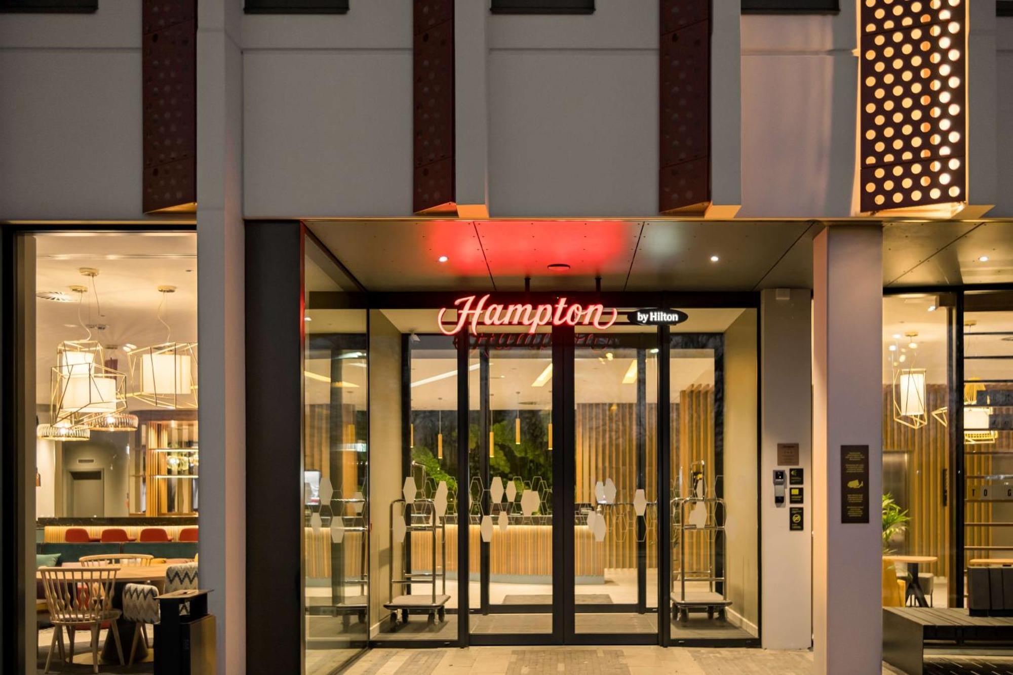 Hotel Hampton By Hilton Riga Airport Esterno foto