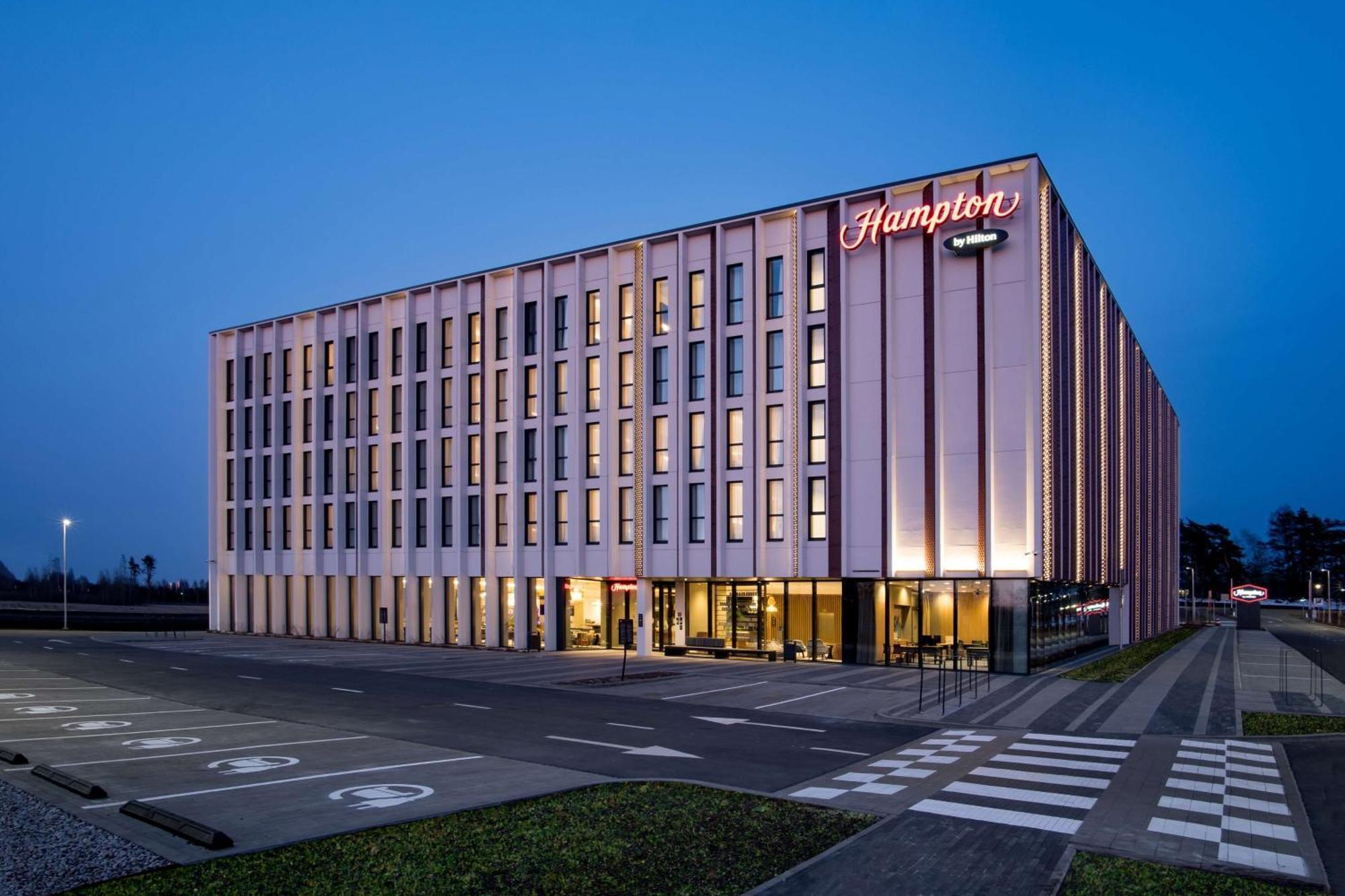 Hotel Hampton By Hilton Riga Airport Esterno foto